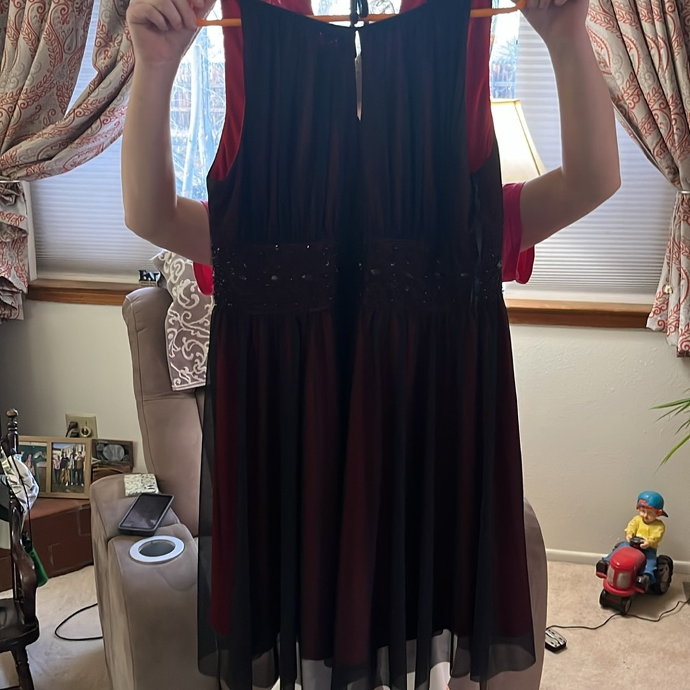 Black and red lined sleeveless evening dress
Jessica Howard - Picture 6 of 7